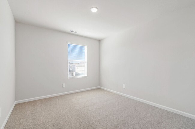 Building Photo - Stunning 3-Bedroom Residence in Oak Manor,...