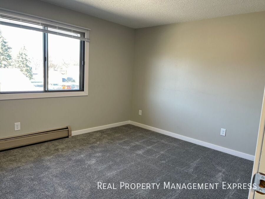 Building Photo - 2 Bedroom Apartment on the West Side
