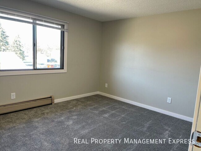 Building Photo - 2 Bedroom Apartment on the West Side