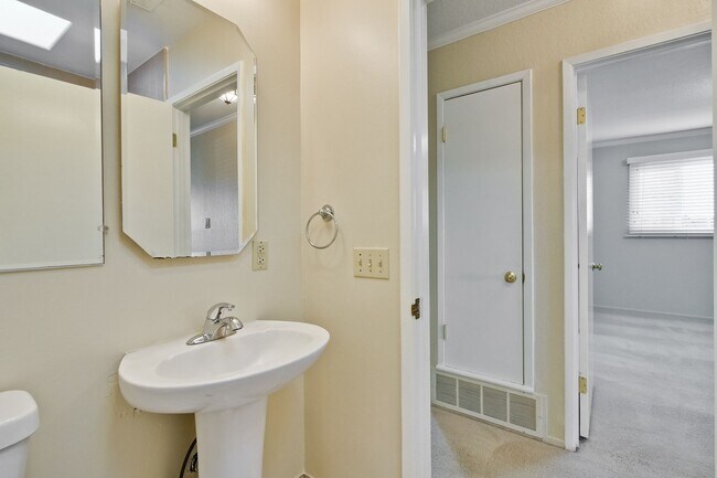 Building Photo - Excellent 4 bed 2.5 Bath Single Family Home!