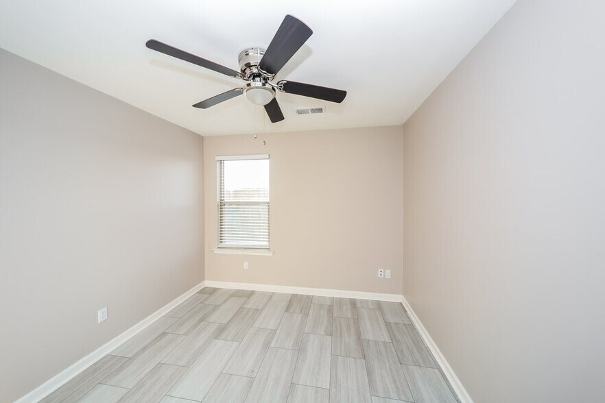 Building Photo - 7681 Carlton Dr