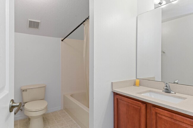 Building Photo - 3 bedroom, 3 bath with flex space  in Wint...
