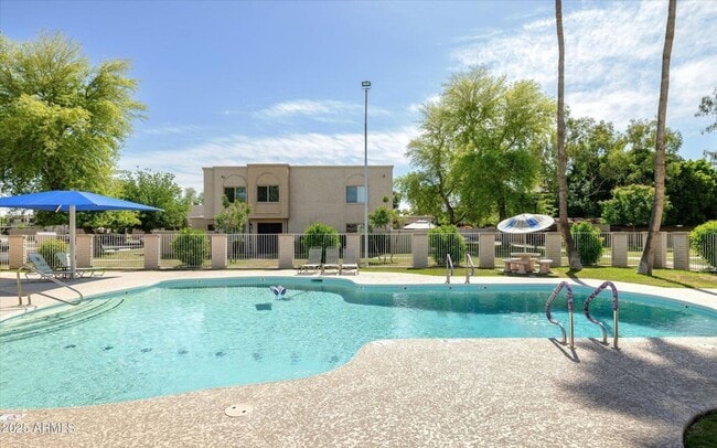 Building Photo - GORGEOUS Updated 2 bedroom Condo in Old To...