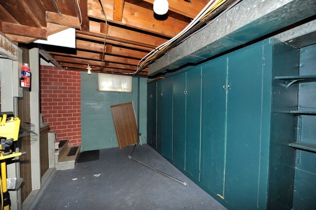 Building Photo - Charming 2 bed 1 bath bungalow with 2nd living room