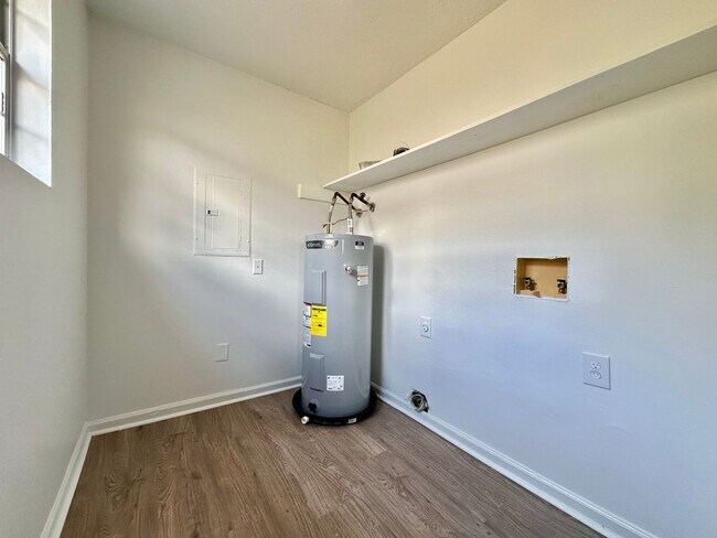 Building Photo - 725 N Privette St