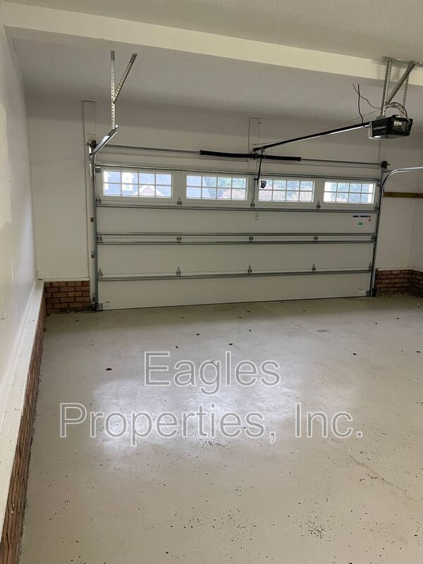 Building Photo - 608 Adler Ln