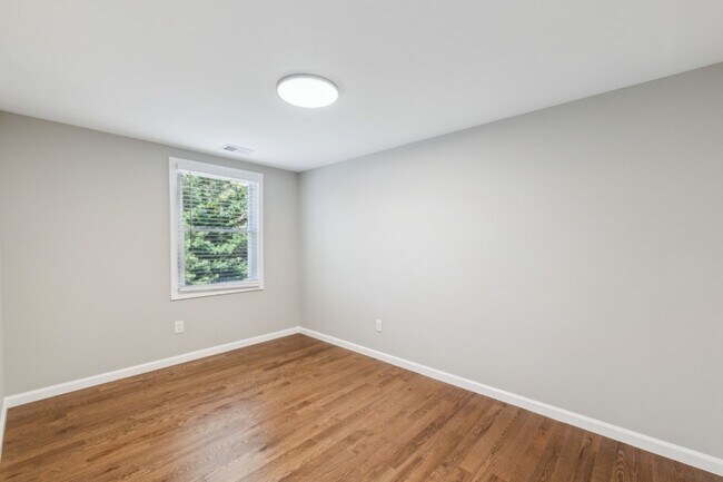 Building Photo - Charming 3 Bed 2.5 Bath Interior Townhome ...