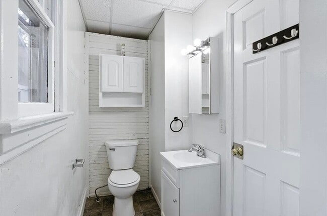 Building Photo - 612 7th Ave S