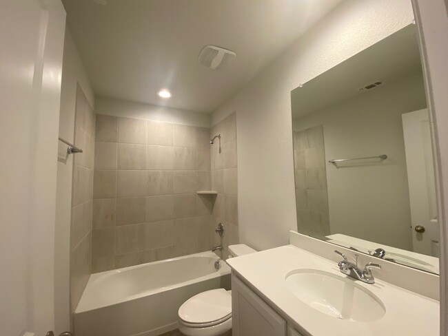 2nd Floor Common Bath - 5509 Crosby Dr