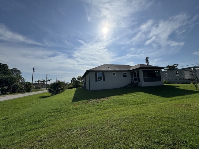 Building Photo - 4310 Zenith Rd