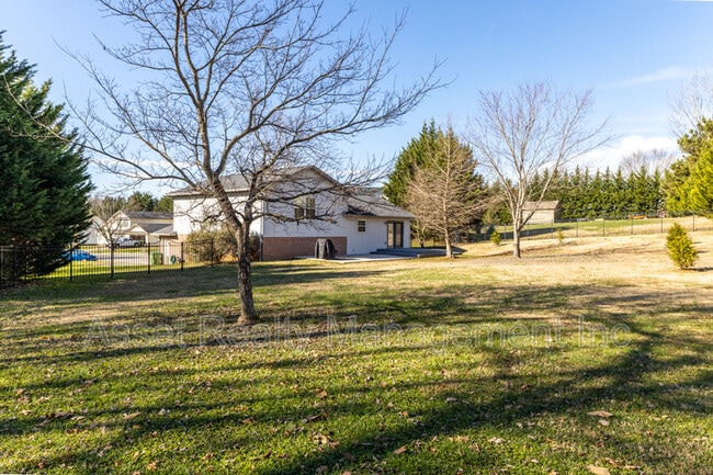 Building Photo - 722 Chapelwood Cir