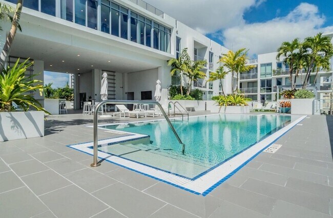 Building Photo - 111 SE 1st Ave