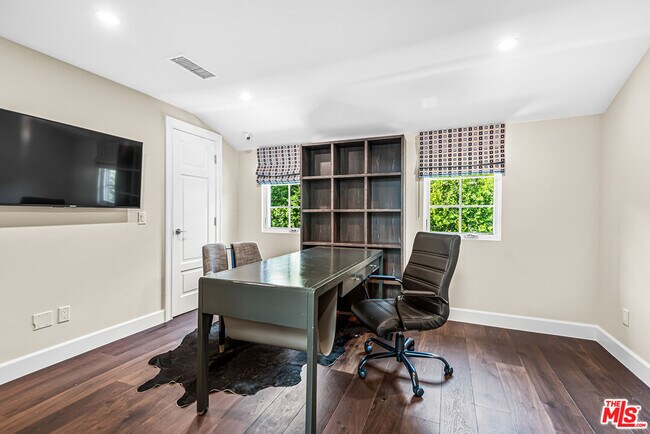Building Photo - 716 N Roxbury Dr