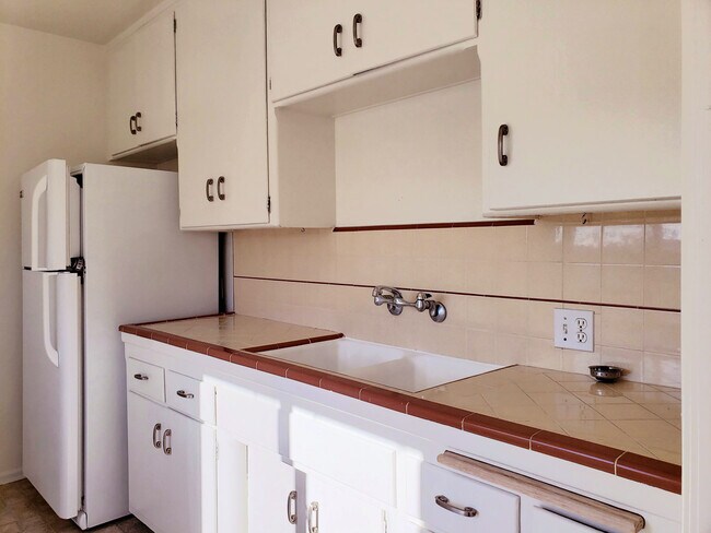 Building Photo - 913 6th St