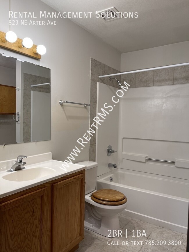 Building Photo - 823 NE Arter Ave
