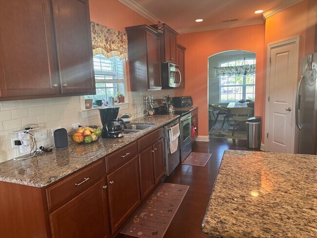 Building Photo - 4 Bedroom, 2.5 bath home in Mimosa Bay Com...