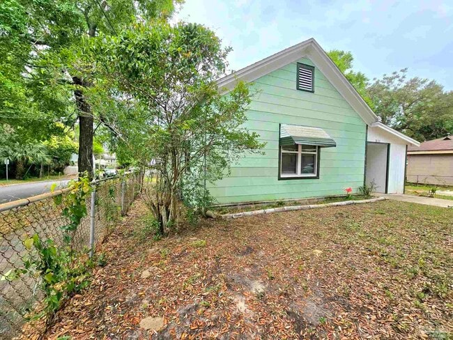 Building Photo - 511 E La Rua St