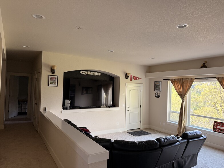 Building Photo - 449 La Cresta Dr SE