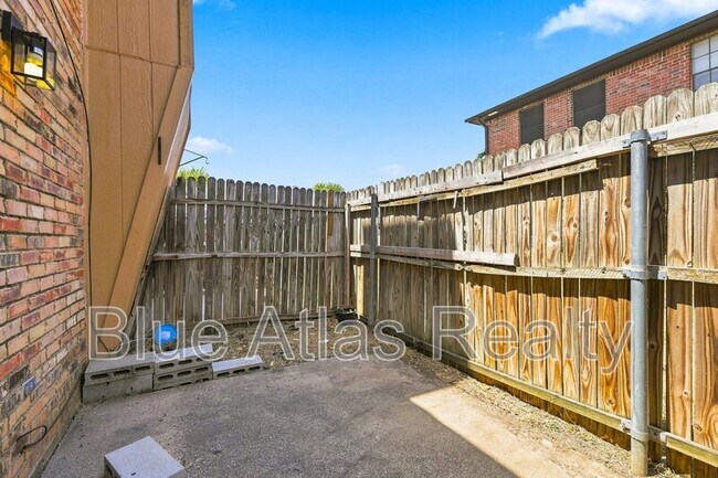 Building Photo - 8108 Foxfire Ln