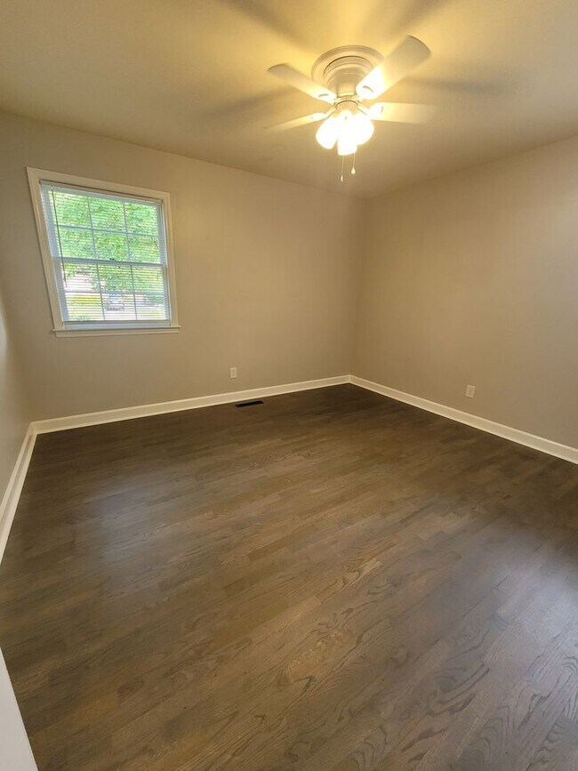 Building Photo - 825 Montclair Dr