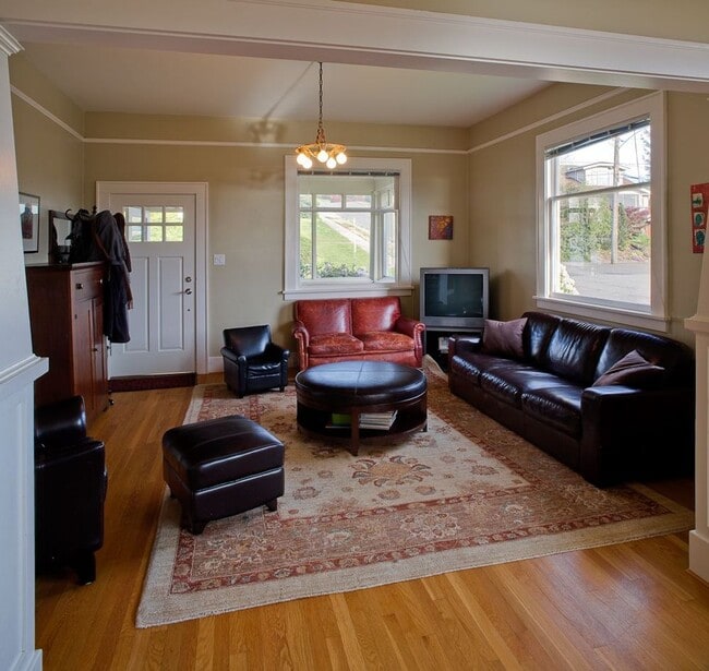 Building Photo - Gorgeous 3 bedroom Home Overlooking Bellin...
