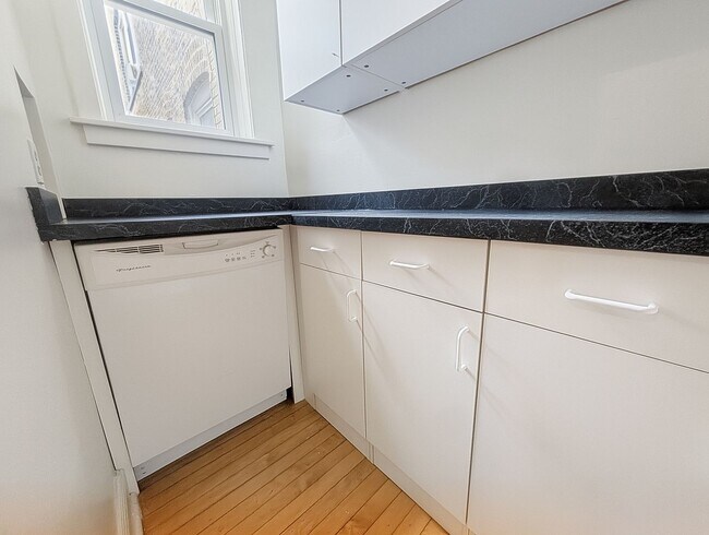 Building Photo - Large 3-bed/1-bath Apartment in the Heart of Rogers Park!