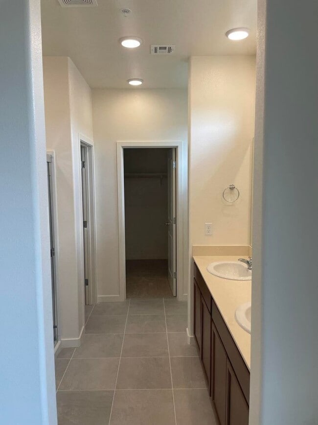Building Photo - Only 1 Resident - Newer Home