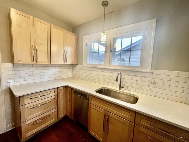 Building Photo - 406 Edmund Ave