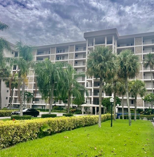 Primary Photo - 3200 N Palm Aire Dr