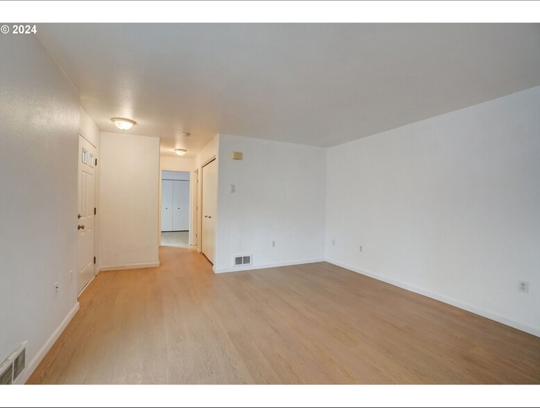 Living/dining room - 11825 SE Pine St