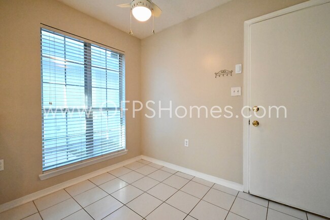 Building Photo - 636 Emerald Ln