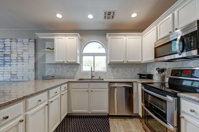 Building Photo - 15550 N Frank Lloyd Wright Blvd