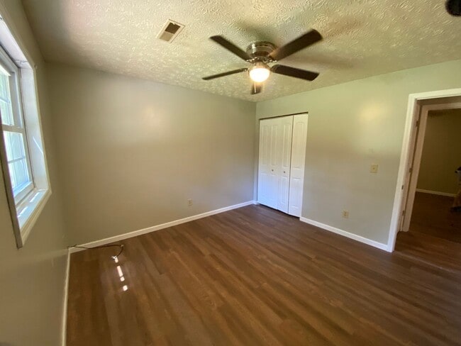 Building Photo - 131 Lake Dr