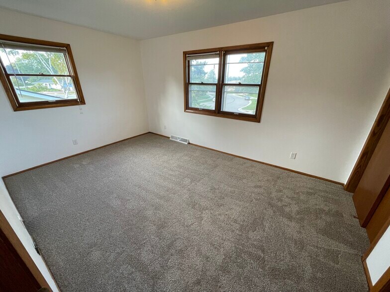 Building Photo - 1631 Highland Dr