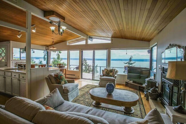 Building Photo - Gorgeous Langley Home With Water View and ...