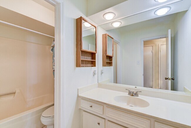Building Photo - Charming 3-Bedroom Townhome in Prime Memor...