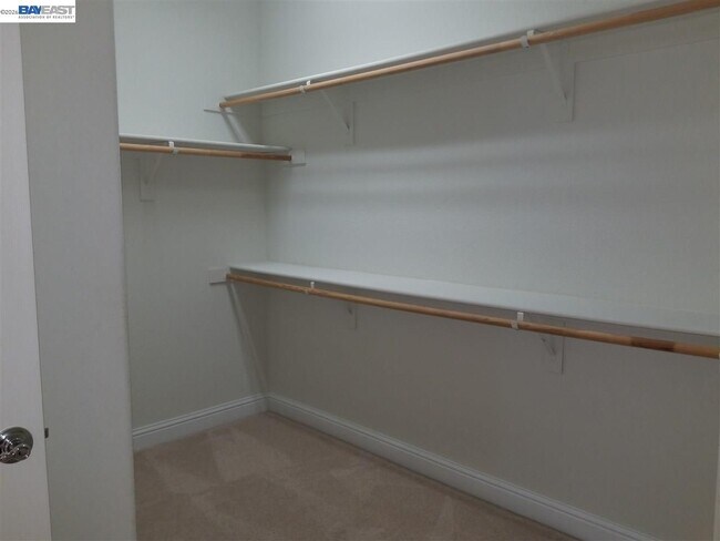 Building Photo - 199 N Alta Dena St