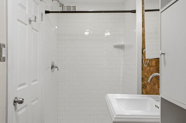Building Photo - 420-A S Regester St