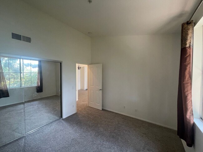 Building Photo - 2 Bedroom 2 Bath, Upper Unit Condo in the ...