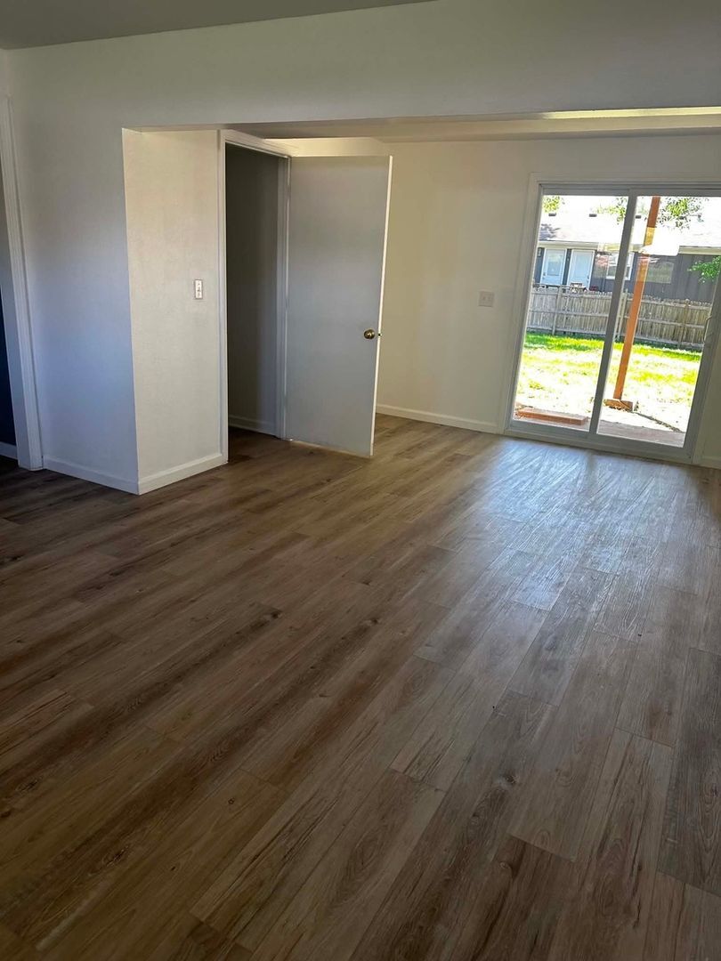 Building Photo - 4904 Fontana St