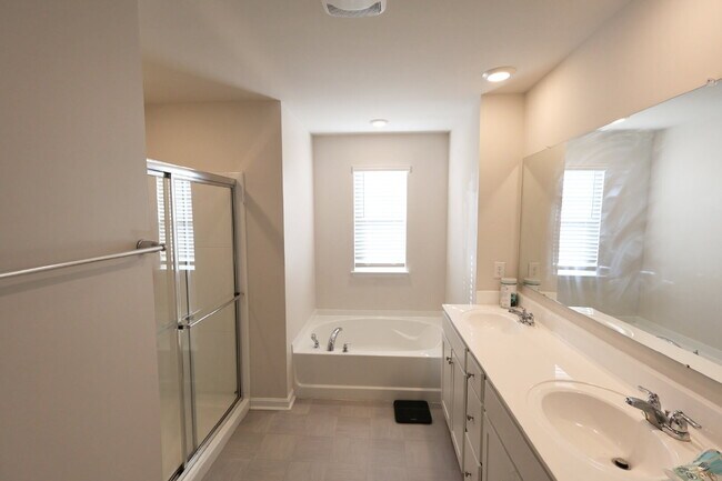 Building Photo - 7001 Batten Ct