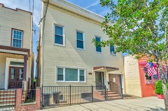 Building Photo - 419 22nd St