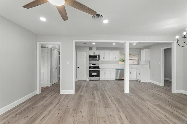 Building Photo - 5429 De Lange Ln