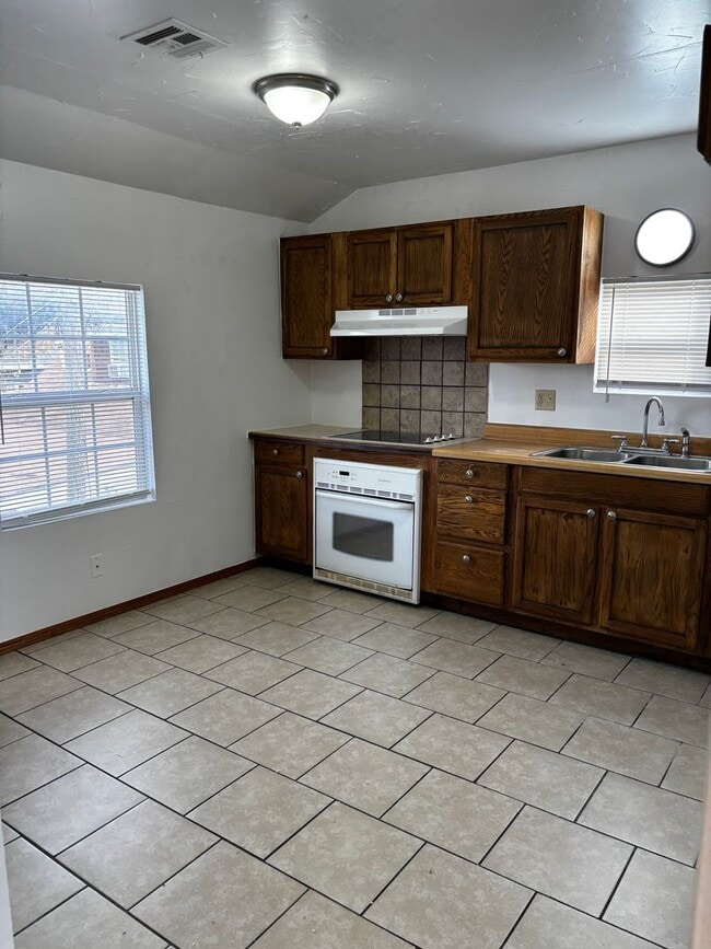Building Photo - Adorable and spacious 2br 1ba apartment