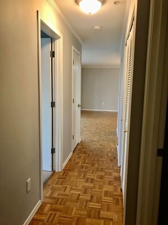 Building Photo - Two Bedroom/Two bath Capitol Hill Condo - ...