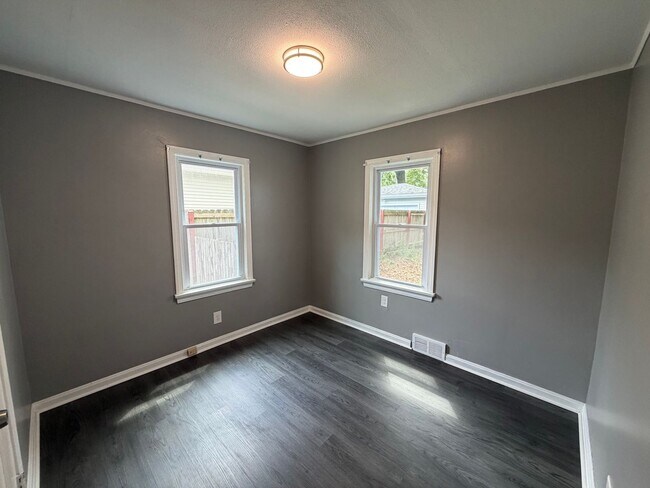 Building Photo - 1266 Magnolia Ave