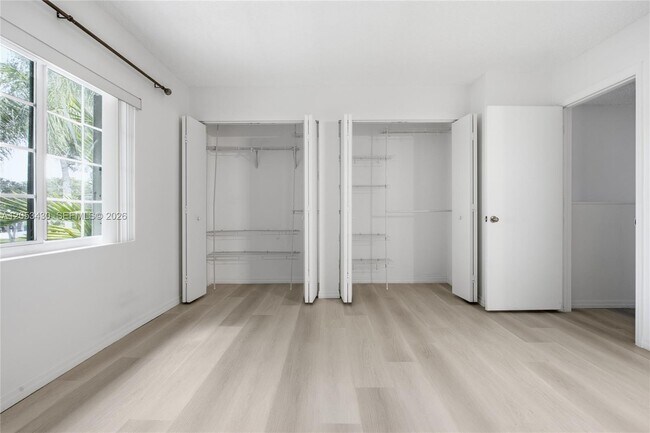 Building Photo - 2066 Madeira Dr