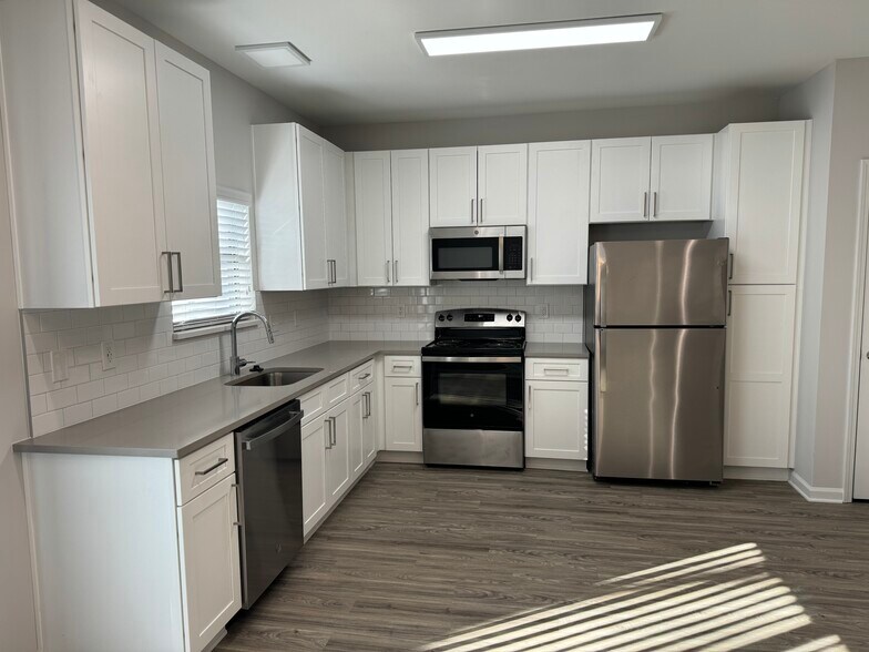 Building Photo - 126 Le Club Dr