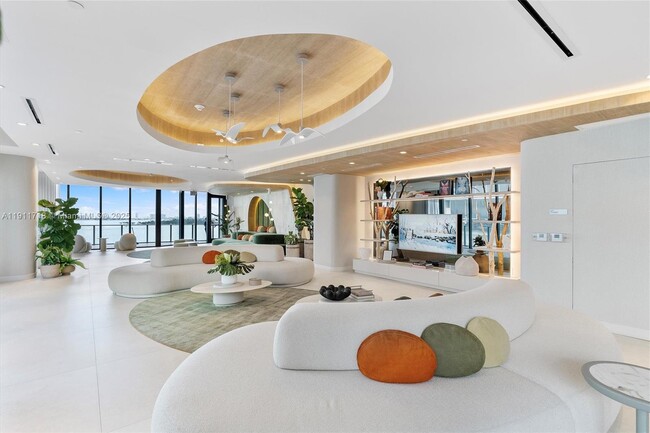 Building Photo - 700 NE 24th St