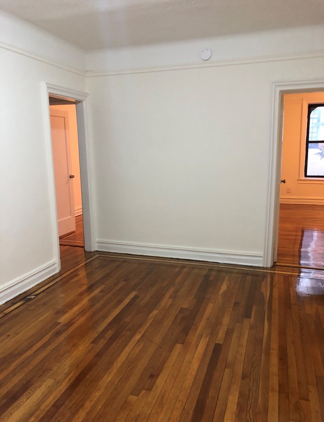 Building Photo - Amazing 2 Bedroom in Sunnyside, Queens